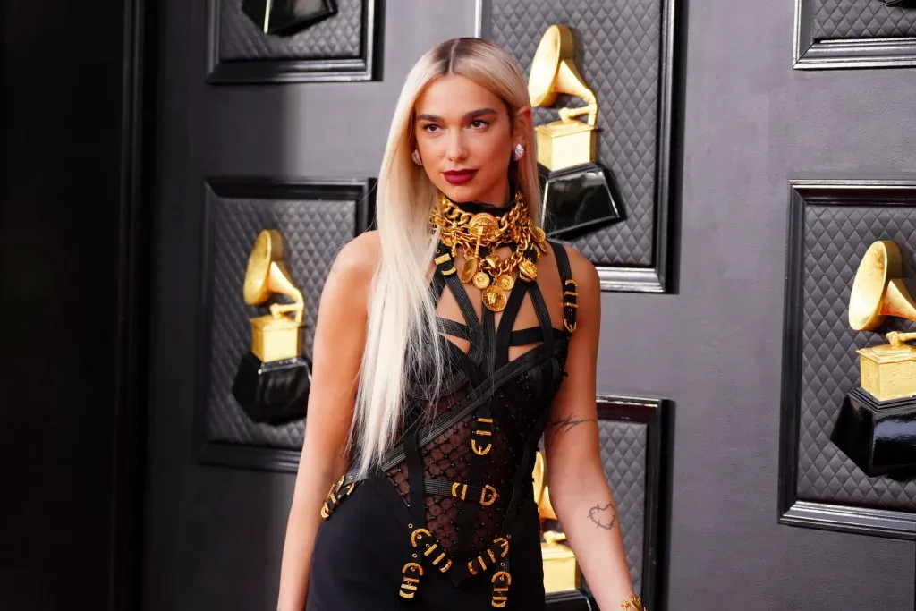Dua Lipa diện nail tráng gương ở Grammy 2022. Dua Lipa diện nail tráng gương ở Grammy 2022.