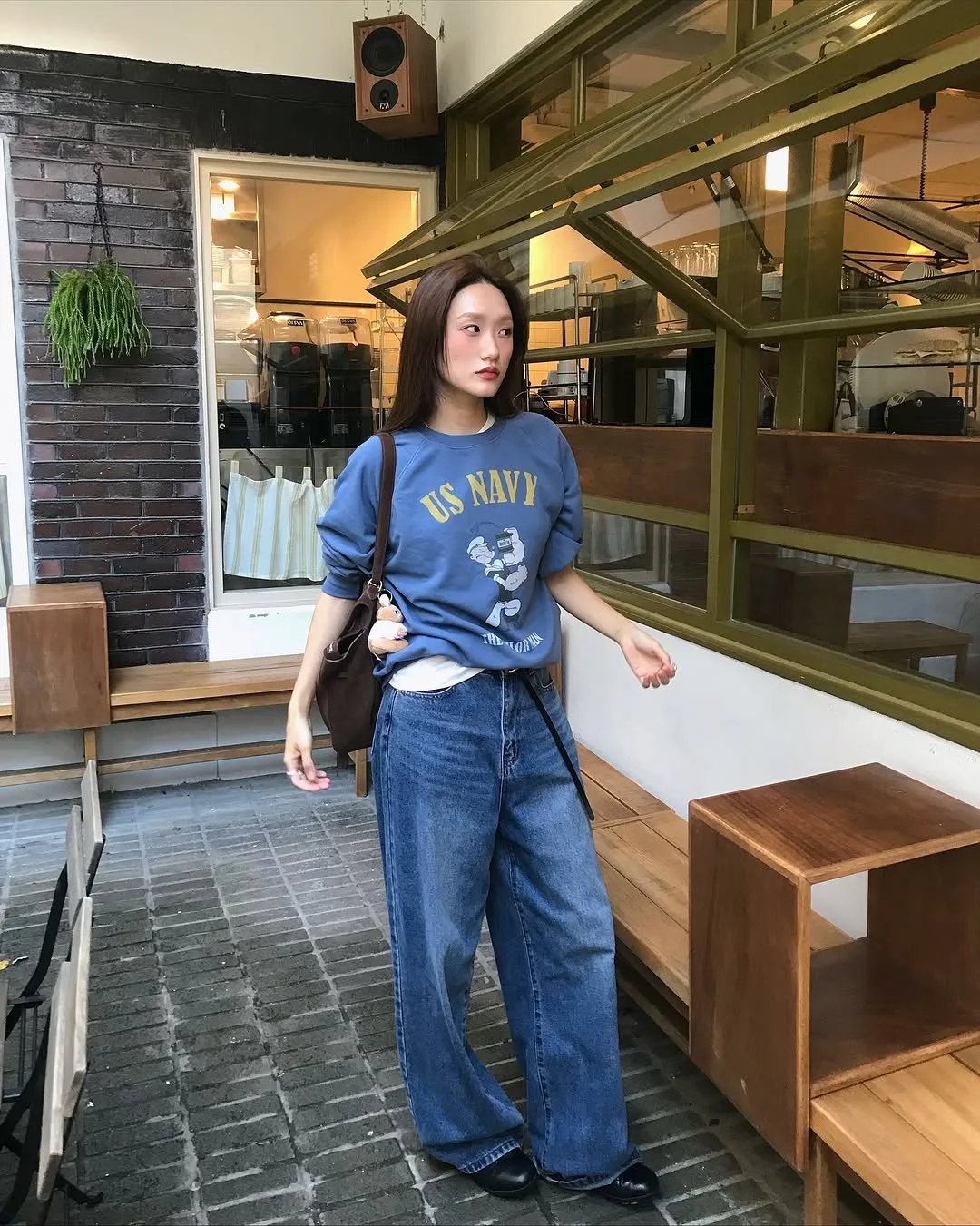 Phong cách Preppy trẻ trung, khỏe khoắn với quần jeans và áo nỉ.