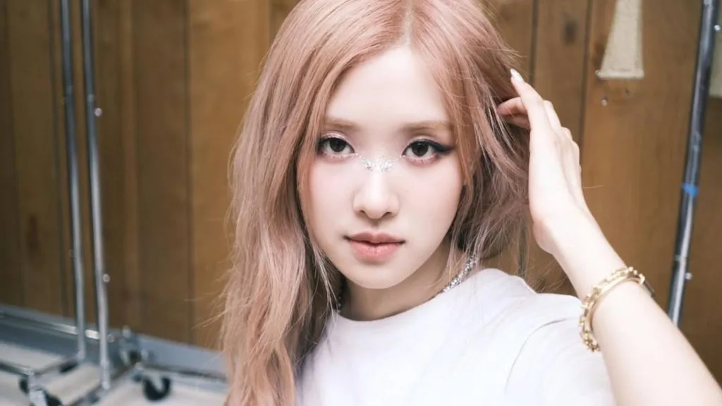 Rosé che khuyết điểm - Trang điểm nghệ thuật tạo điểm nhấn với phụ kiện đính kim tuyến lấp lánh trên