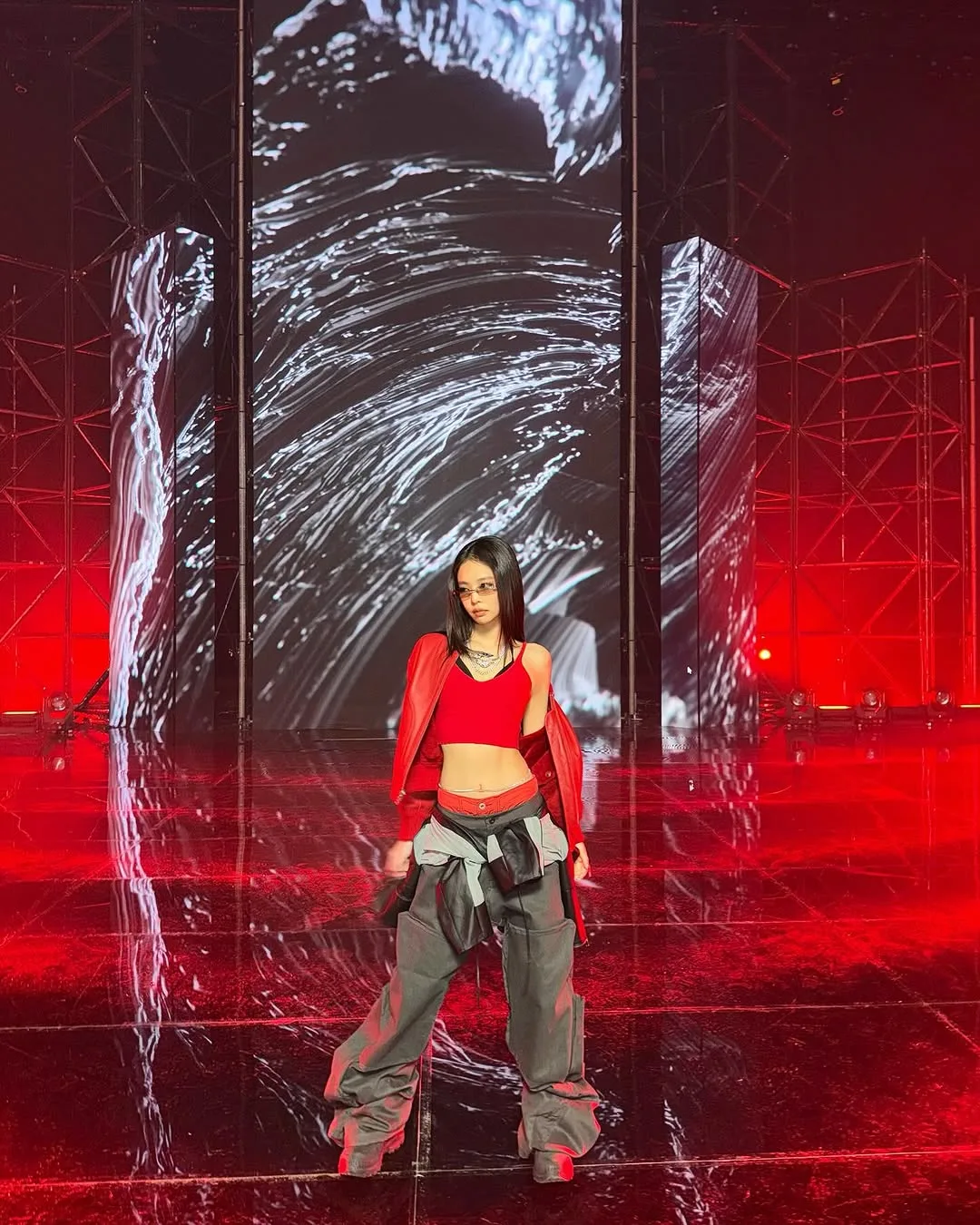 Jennie mặc áo croptop bó sát và quần cạp trễ