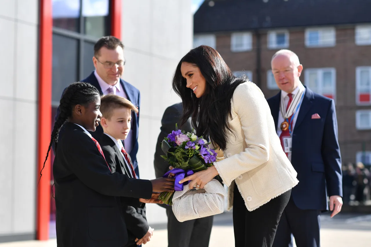 Meghan Markle diện trang phục đơn giản, thanh lịch trong ngày Quốc tế Phụ nữ