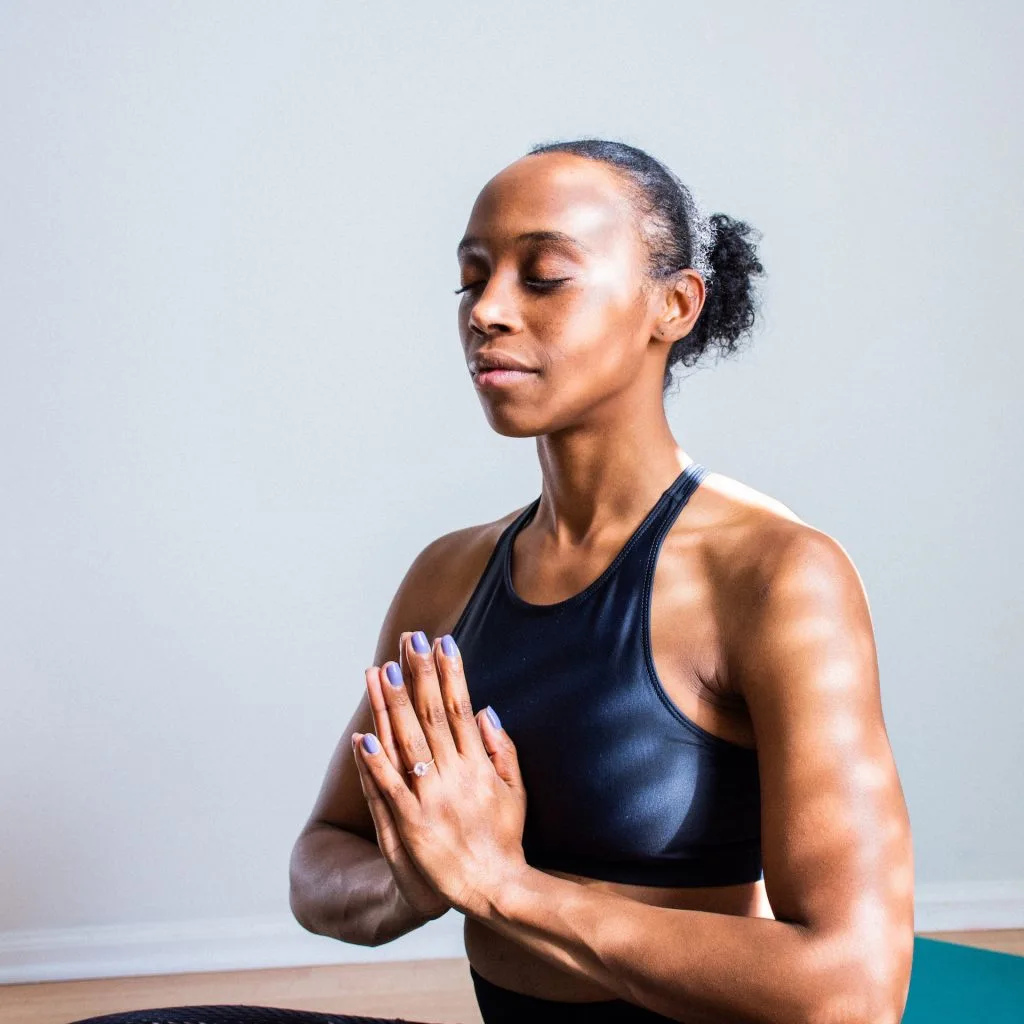 cô gái đang tập yoga