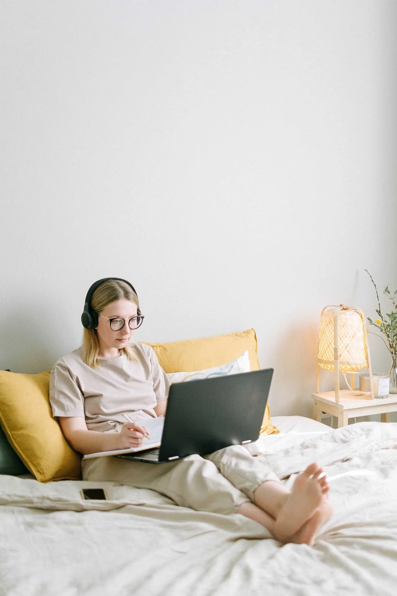 cô gái làm việc chăm chỉ không lười biếng trên giường