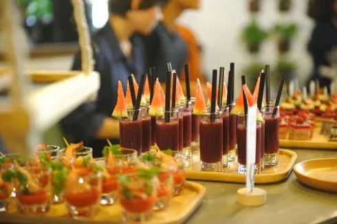 Menu đồ uống và bánh đa dạng.