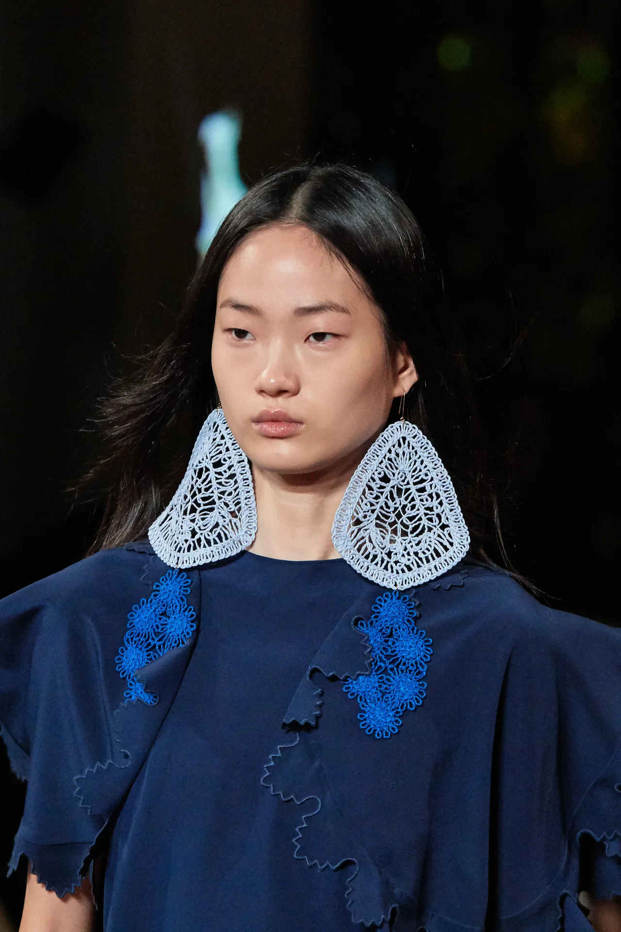 Hoa tai to bản lạ mắt từ BST Stella McCartney Xuân - Hè 2020