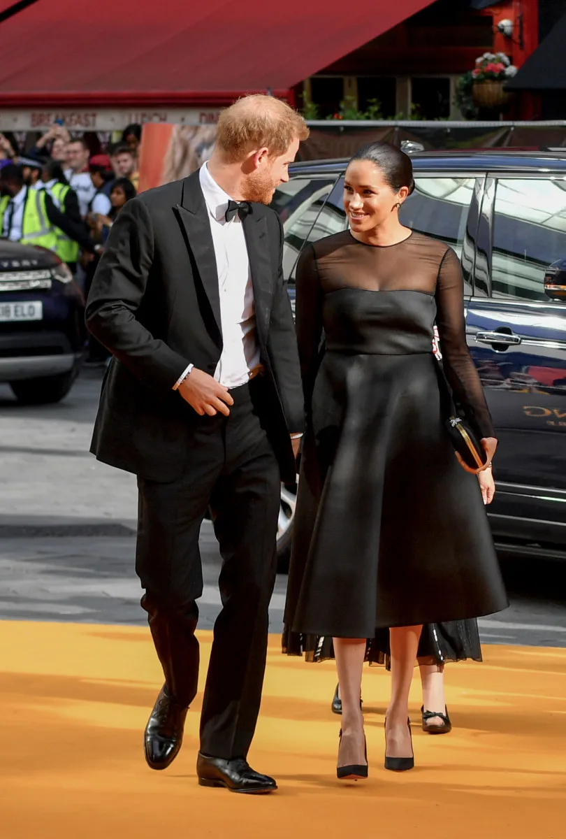 meghan markle mac dam mau den xuyen thau lion king premiere