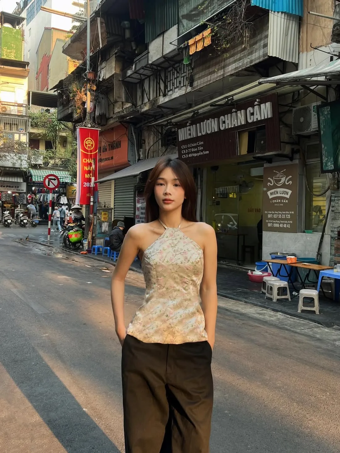 Chỉ cần một chiếc áo gấm cổ yếm phối cùng chân váy tối giản, nàng đã sẵn sàng cho mọi khoảnh khắc sum vầy.
