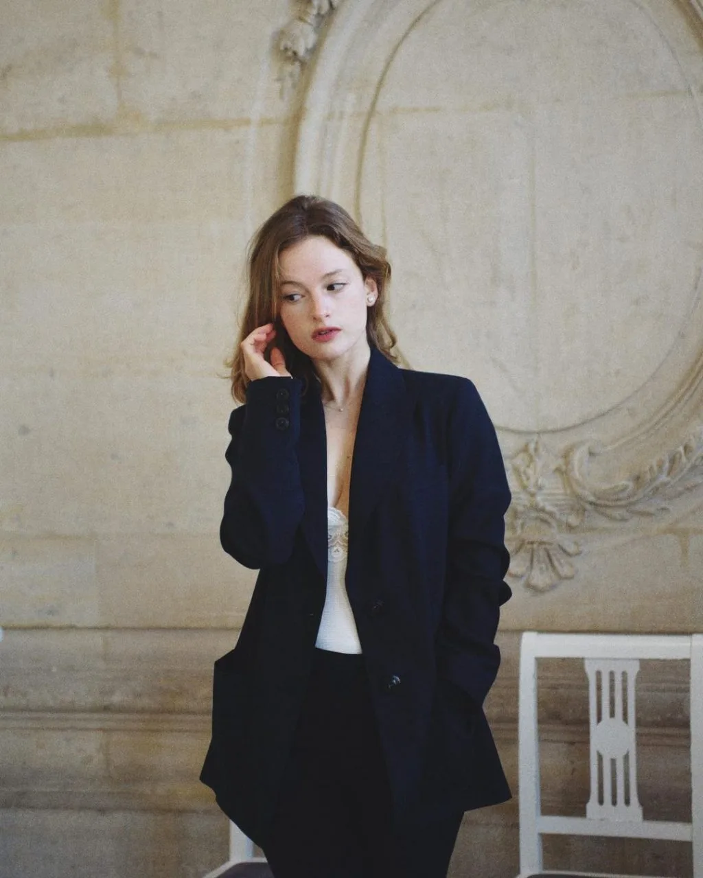 Blazer cùng áo hai dây lụa