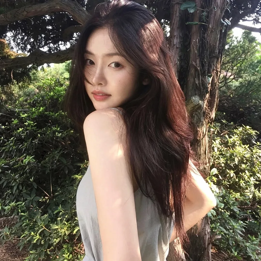 cô gái đứng dưới ánh nắng hấp thụ vitamin D