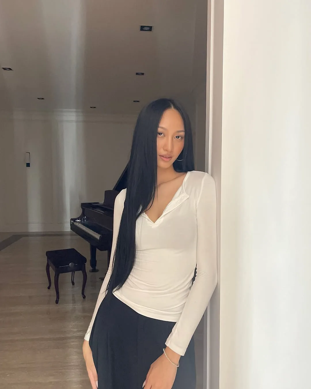 áo dài tay màu trắng henley