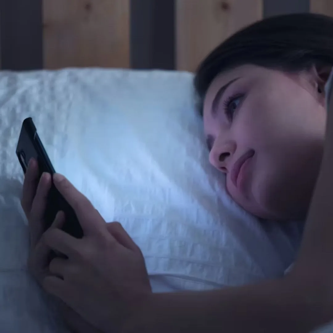 Bạn nên tắt điện thoại trước khi ngủ