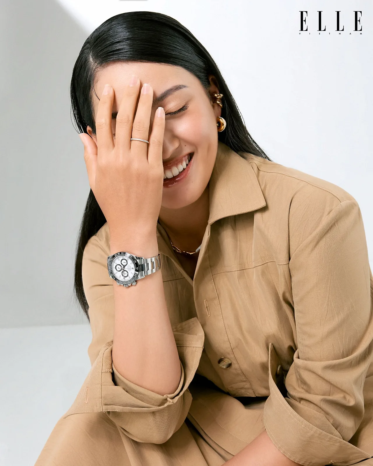Pro Jeeno đeo Đồng hồ ROLEX Oyster Perpetual Cosmograph Daytona bằng thép Oystersteel, vành bezel Cerachrom màu đen và dây đeo Oyster.