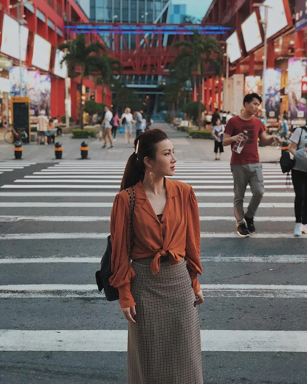Áo buộc vạt - Xu hướng thời trang làm "say nắng" phái đẹp trong mùa Hè năm nay 5 Áo buộc vạt - Xu hướng thời trang làm "say nắng" phái đẹp trong mùa Hè năm nay 4