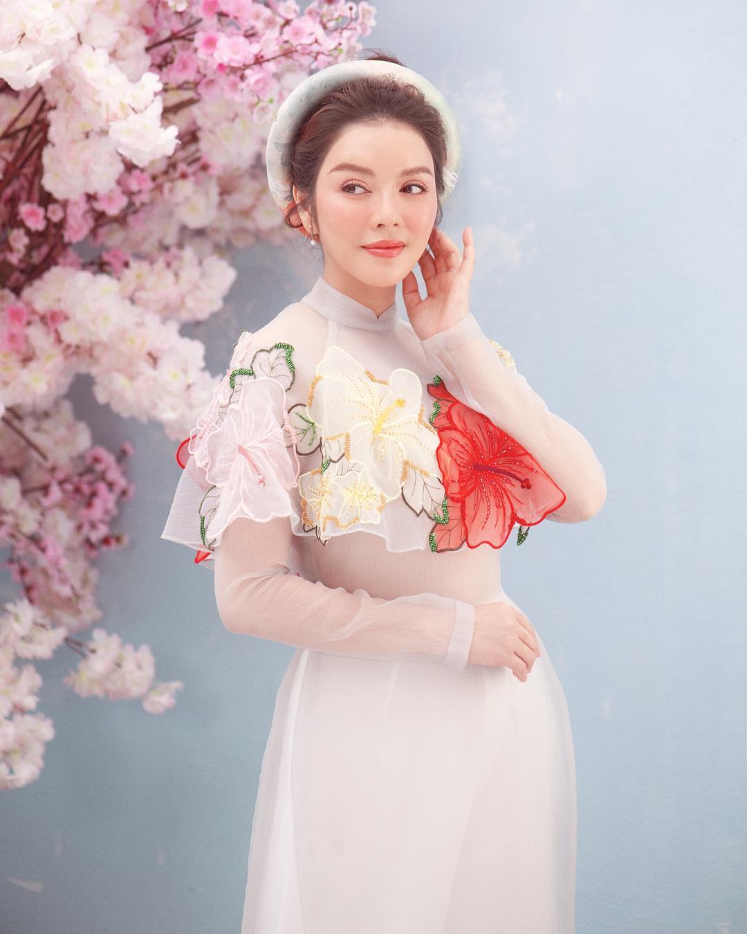 Lý Nhã Kỳ mặc áo dài trắng của NTK Thủy Nguyễn