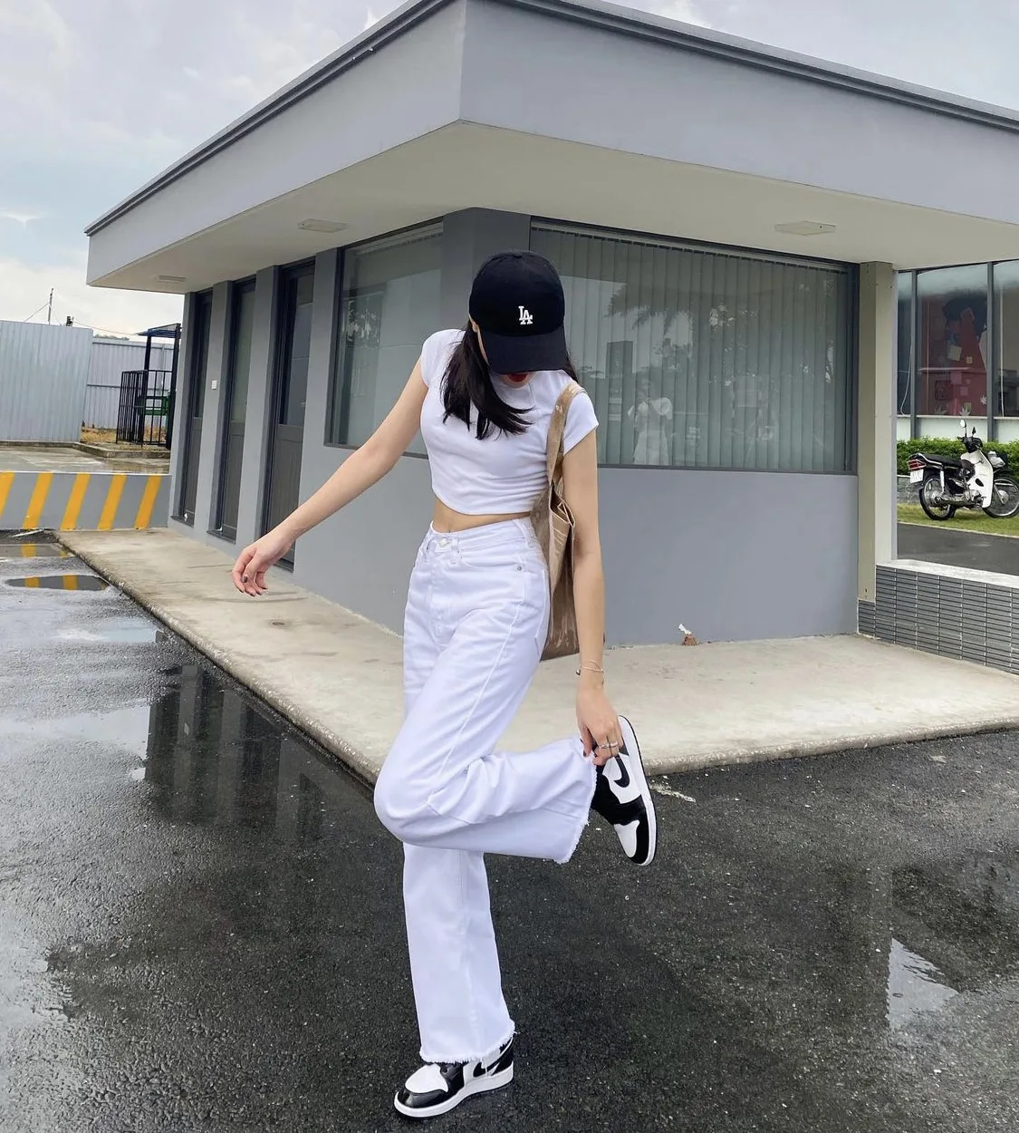 quần trắng ống loe denim