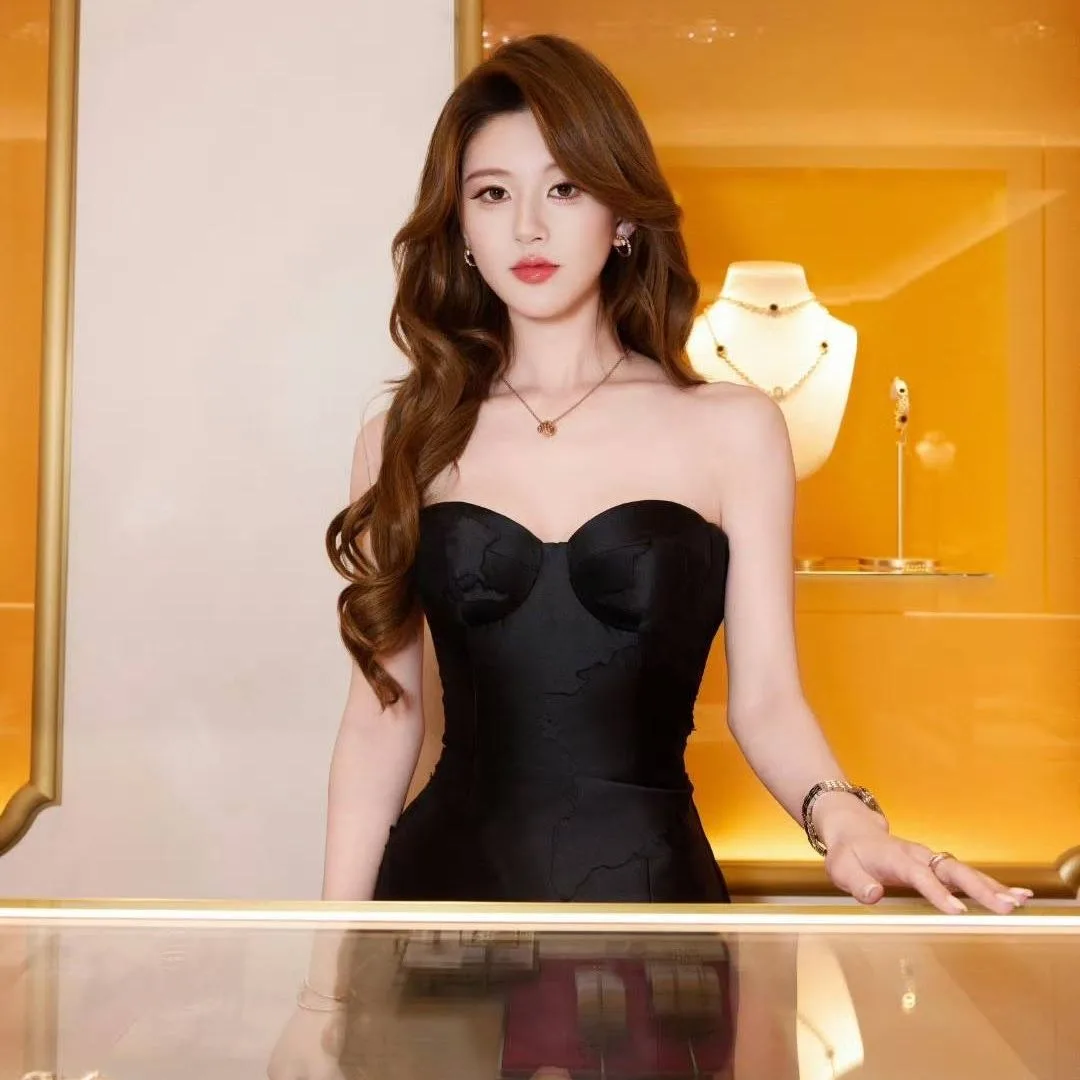 Triệu Lộ Tư với mái tóc được uốn bồng bềnh