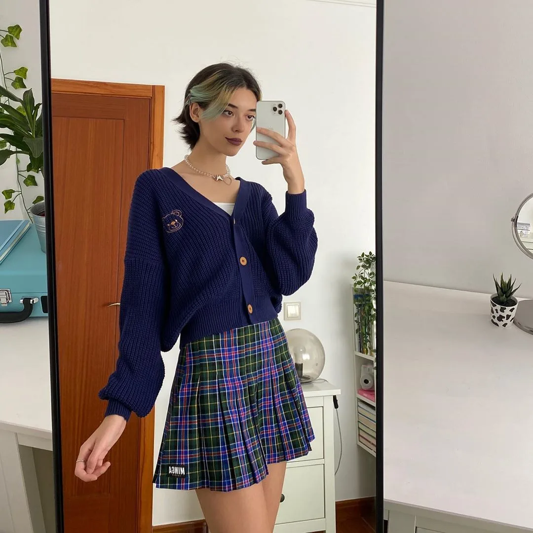 ao cardigan dáng lừng phối cùng váy mang phong cách preppy