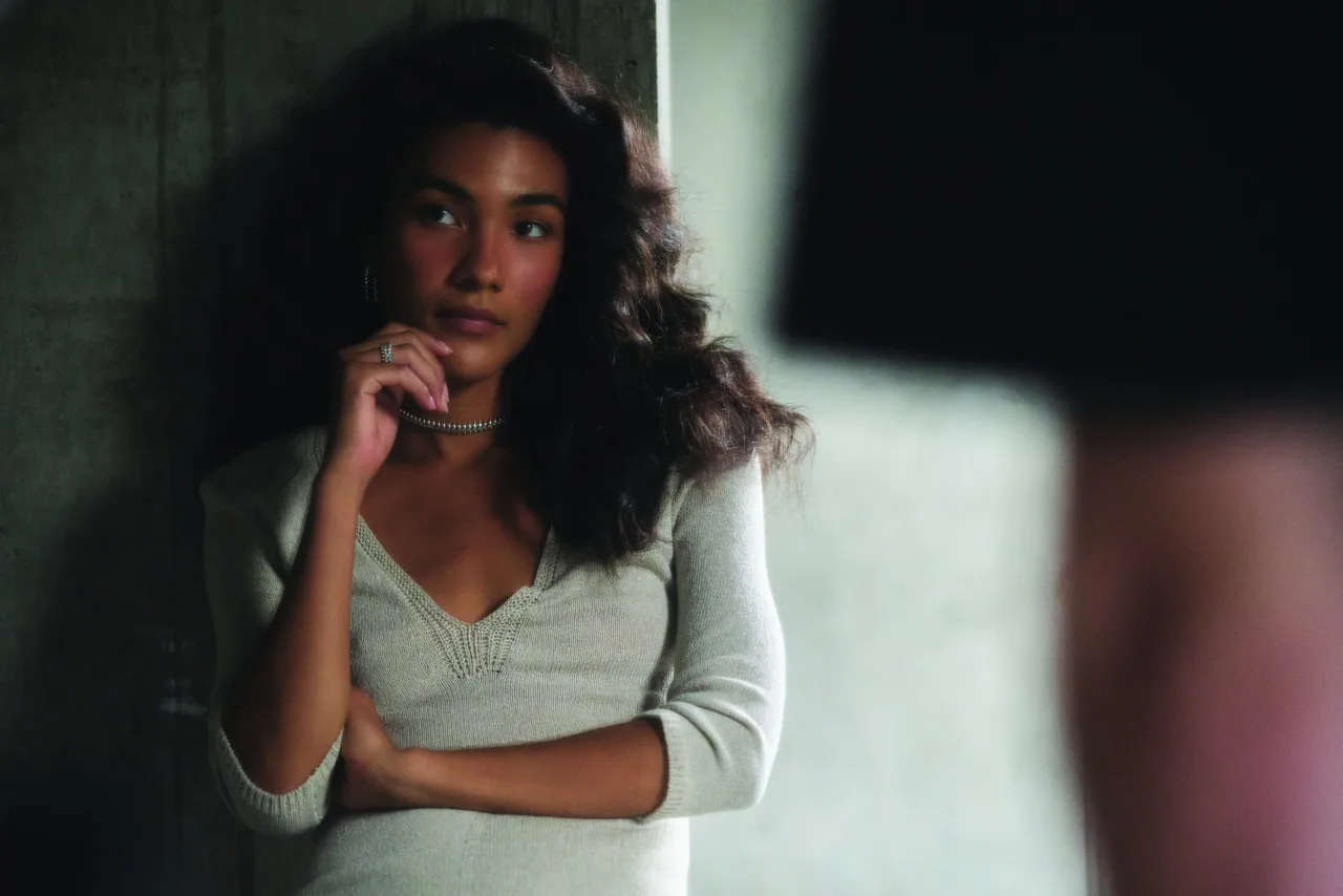 Olivia Dean đeo trang sức Clash de Cartier