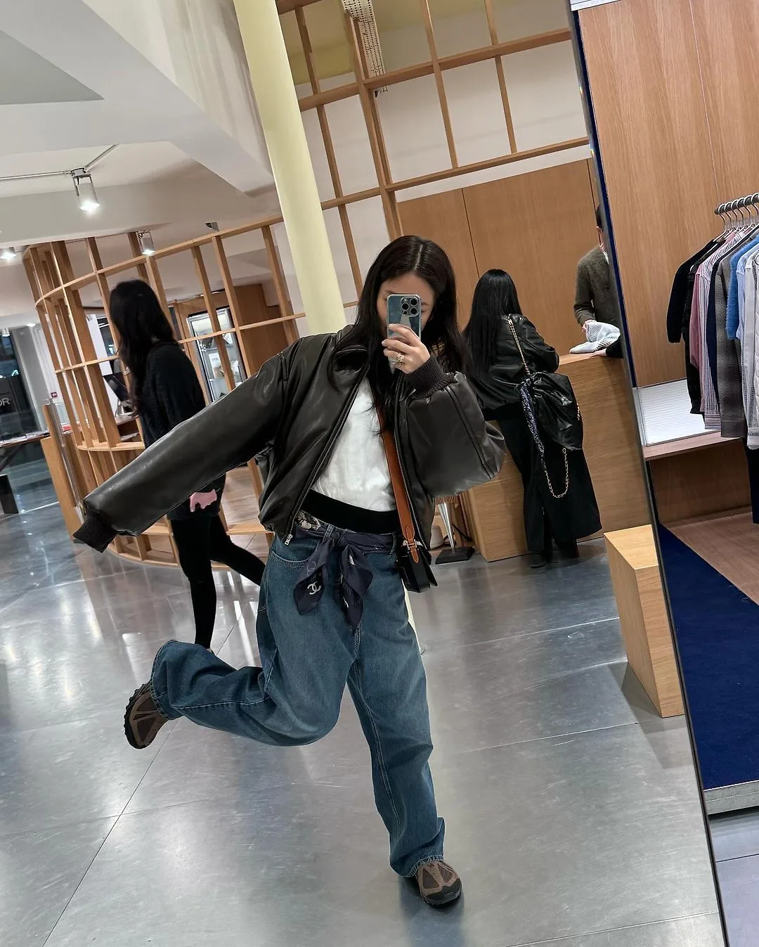 jennierubyjane diện thắt lưng Jennie