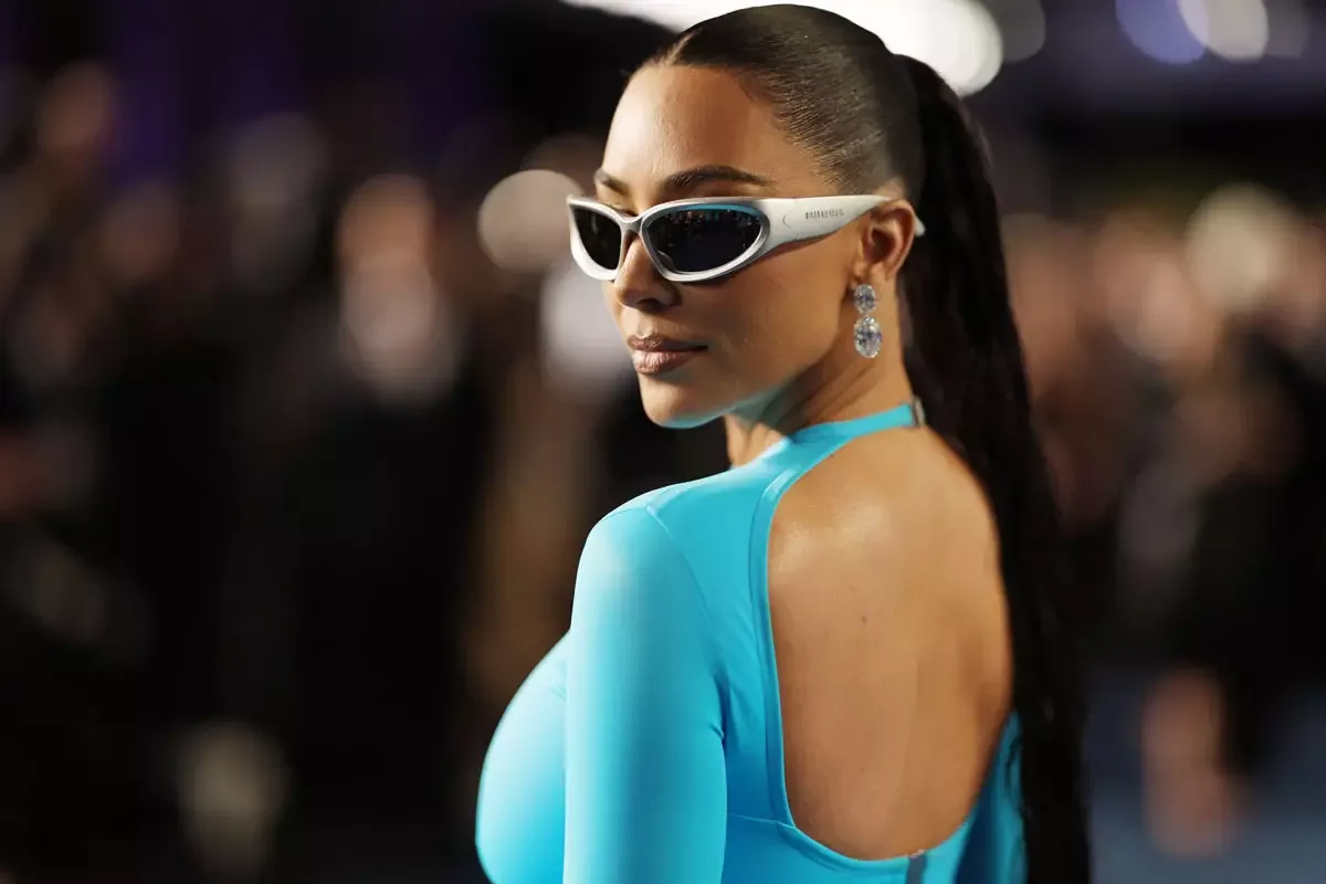 thời trang Kim Kardashian x Kính Balenciaga Fall 2022