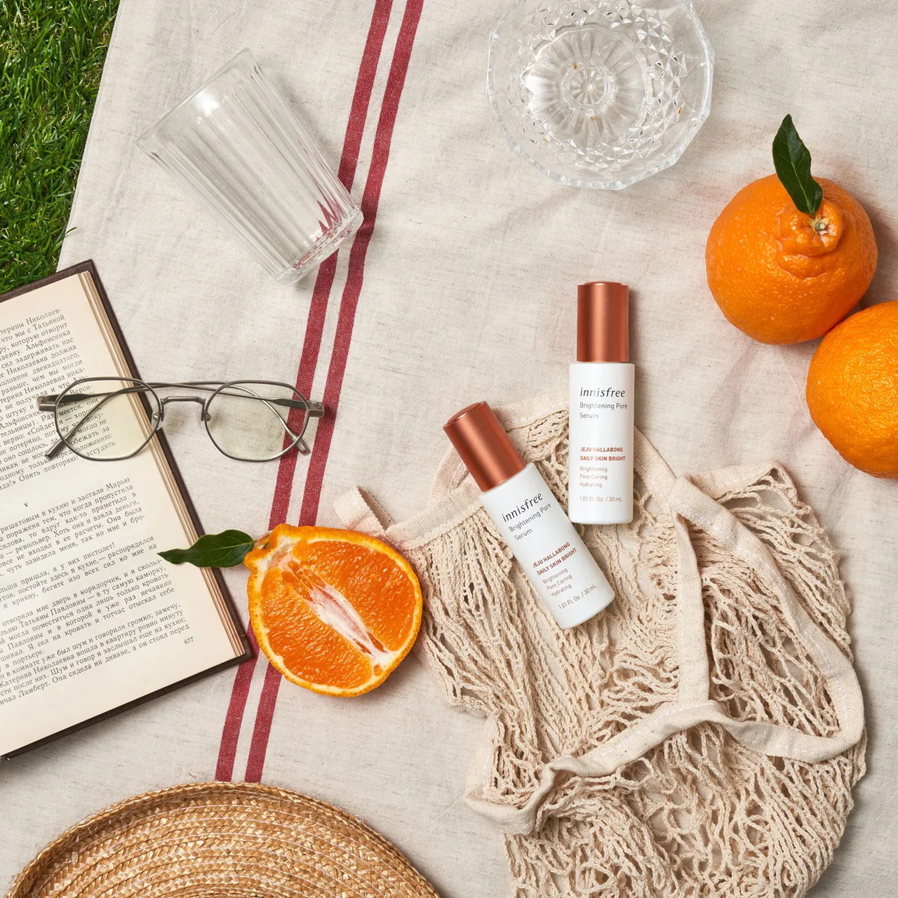 innisfree hình flat lay sản phẩm và quýt ngoài trời