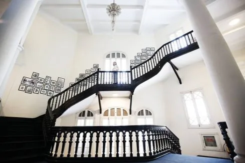 Sảnh khách sạn được mở rộng, số tầng cũng được nâng lên thành 3 tầng, với tổng số 80 phòng nhưng vẫn giữ được những nét đặc trưng vốn có của công trình cổ đầu thế kỷ 20.