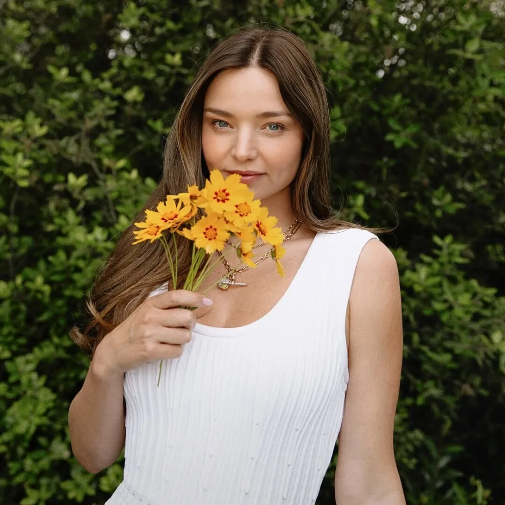 Miranda Kerr cầm bó hoa vàng