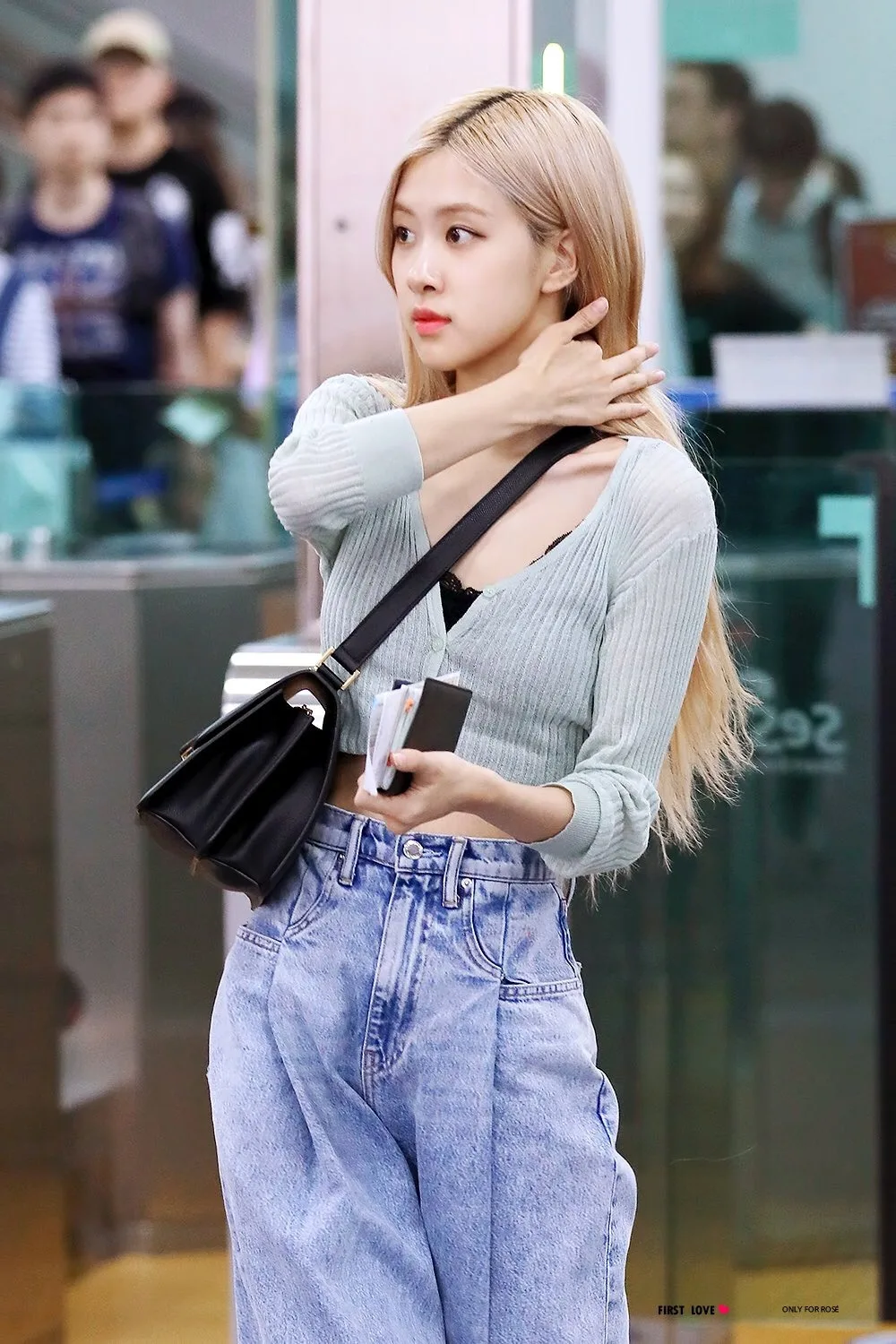 Rose mặc áo cardigan xanh và quần jeans ống rộng