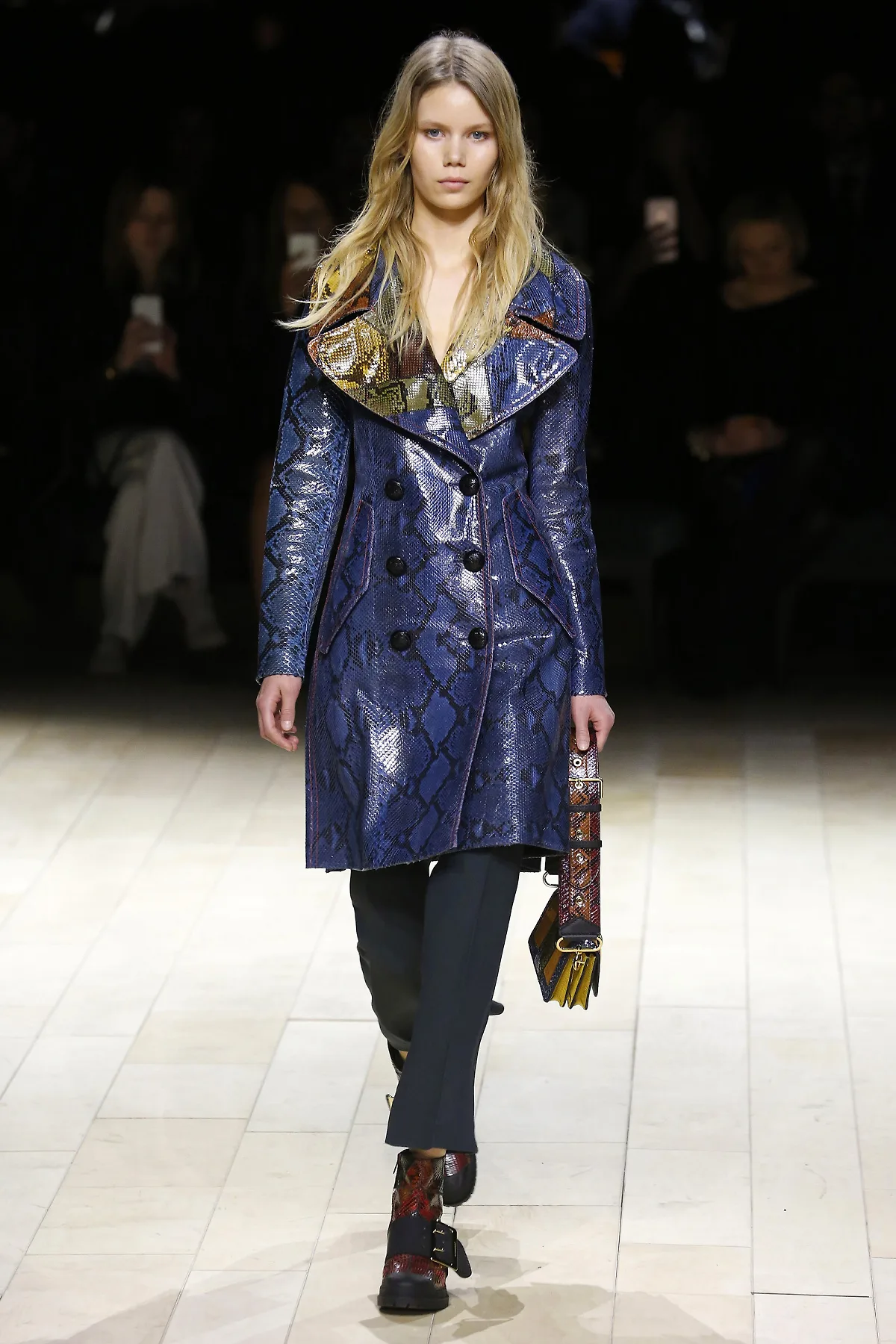 Một số mẫu ấn tượng trong BST Thu-Đông của Burberry London Fashion Week 2016