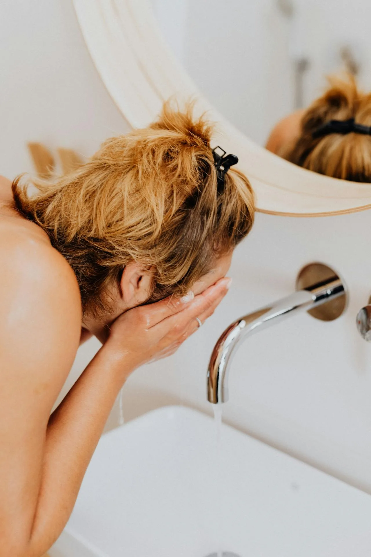 đi nắng nóng về rửa mặt