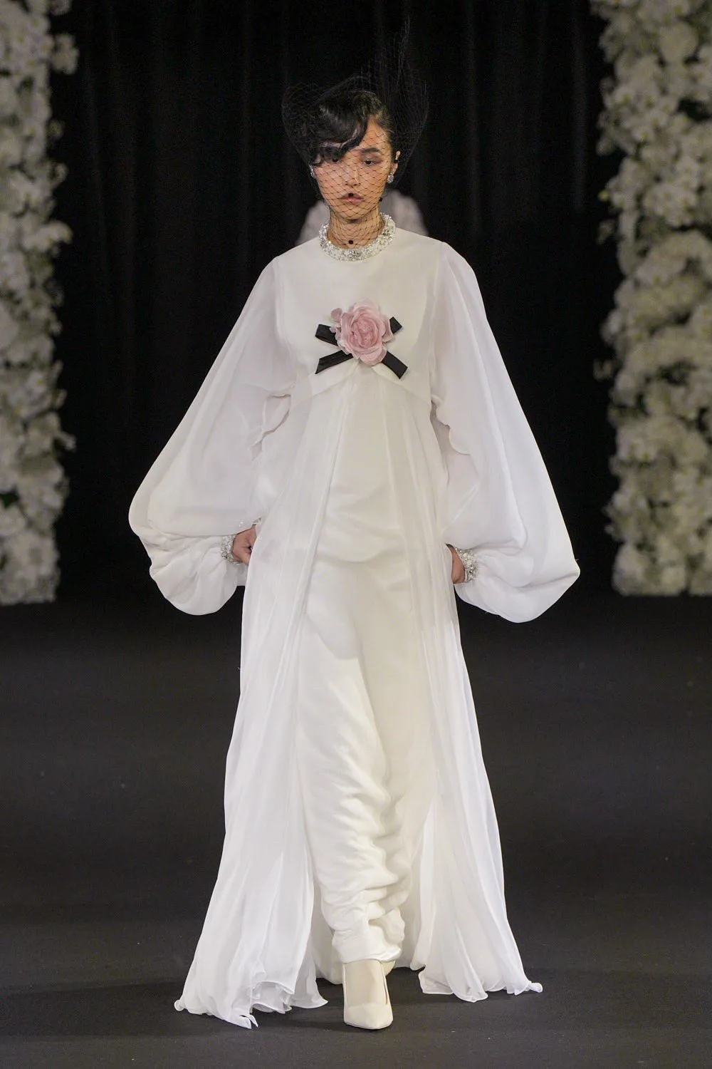 váy maxi trắng phối hoa