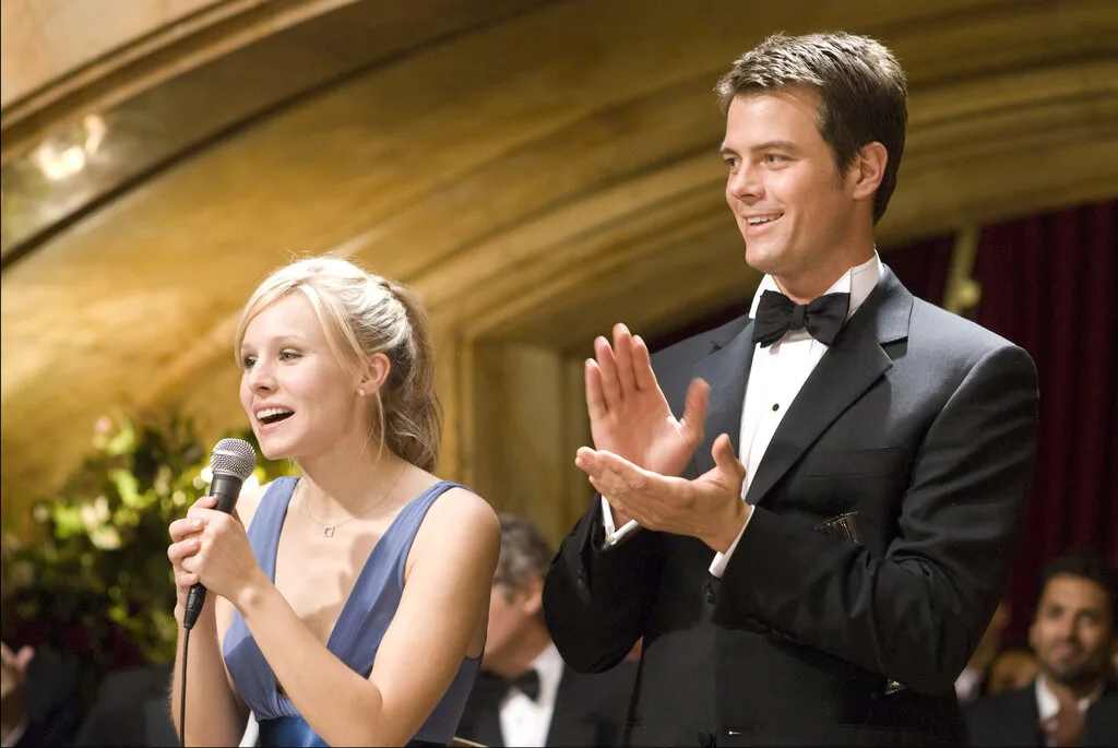 kristen bell cầm micro phim when in rome