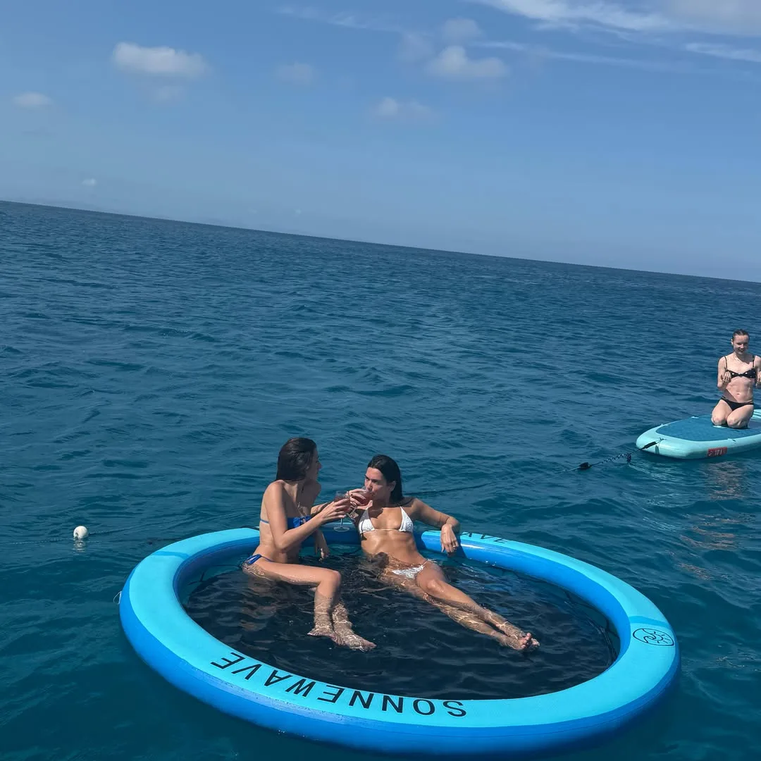 Dua Lipa tại Ibiza