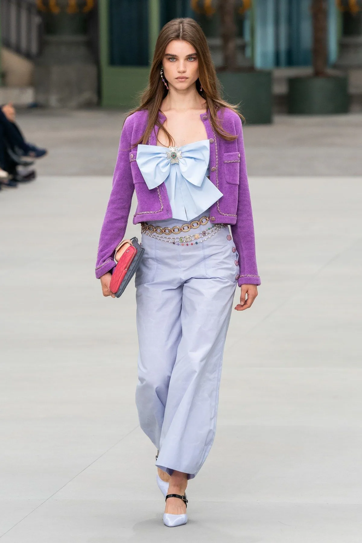 áo cardigan cách điệu trên sàn diễn Chanel Resort 2020