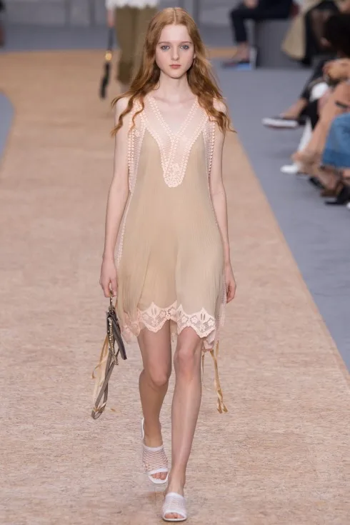 Slip-dress là một trong những item thời trang mang tính cách mạng hóa trong mục đích và ý nghĩa phục vụ. Trong hình là mẫu thiết kế của Chloé.
