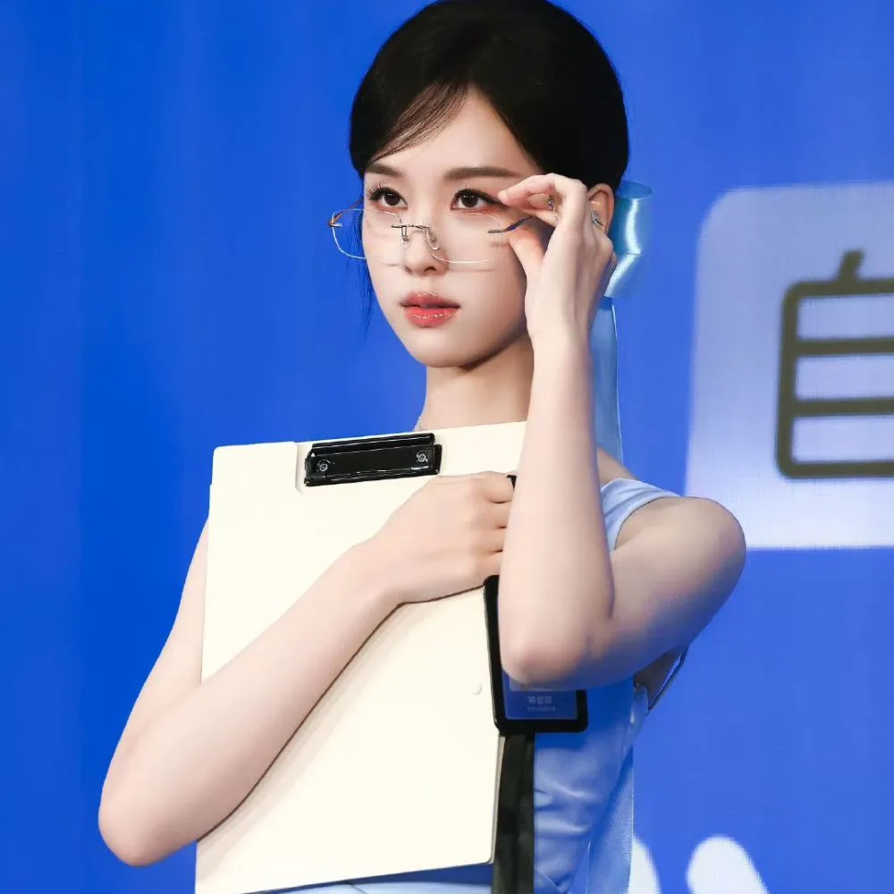 Tạo hình của Trần Đô Linh trong sự kiện của nhãn hàng, makeup công sở