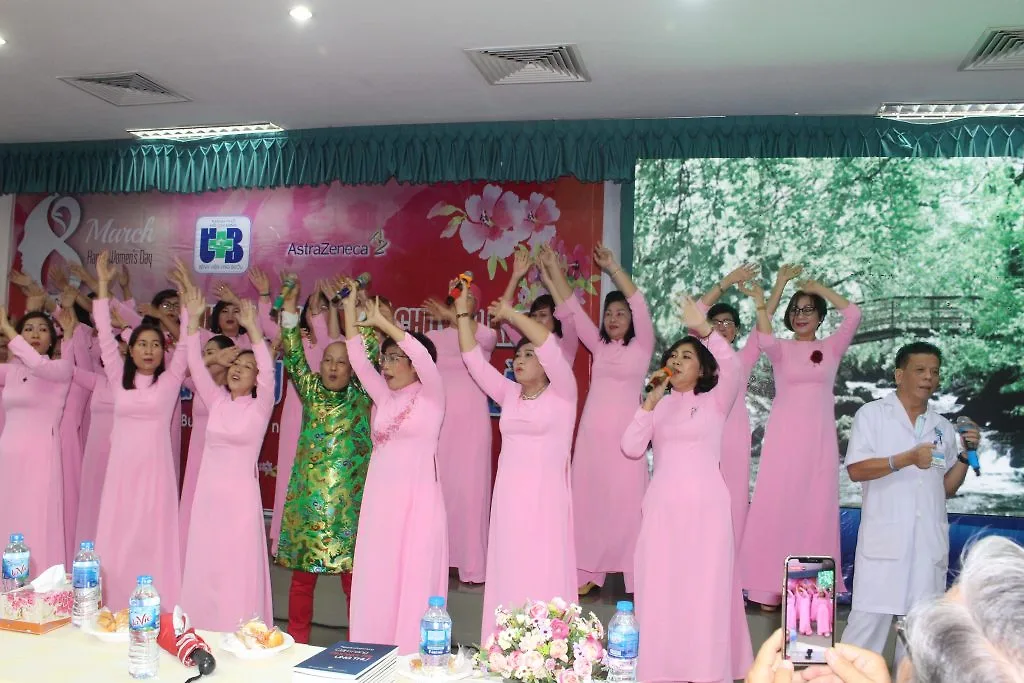 các bênh nhân ung thư vú đang giao lưu cùng bác sĩ