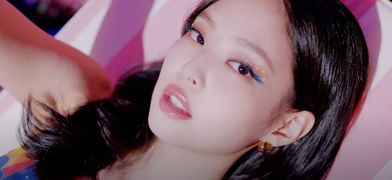 cô gái đang nằm làm đẹp tiktok cô gái đang nằm làm đẹp tiktok