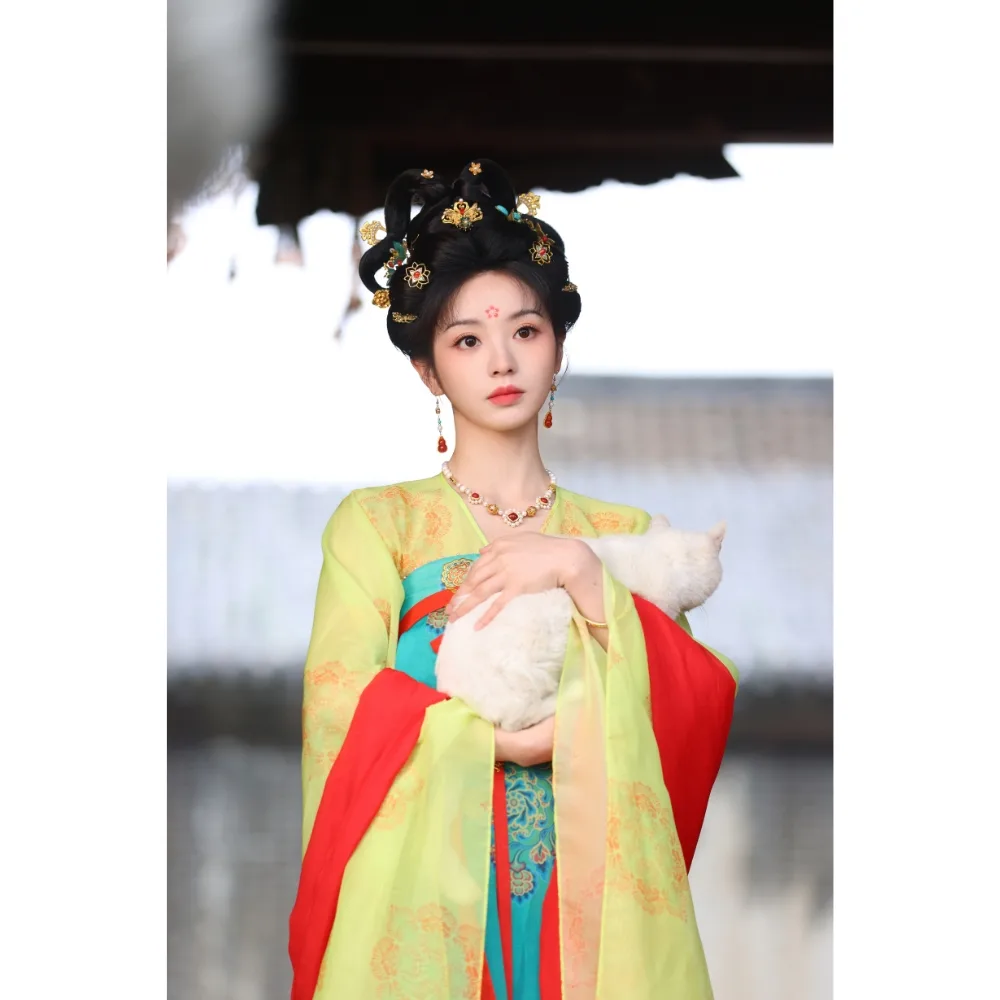 Nữ diễn viên Trung Quốc Điền Hi Vi bế mèo trong tay.