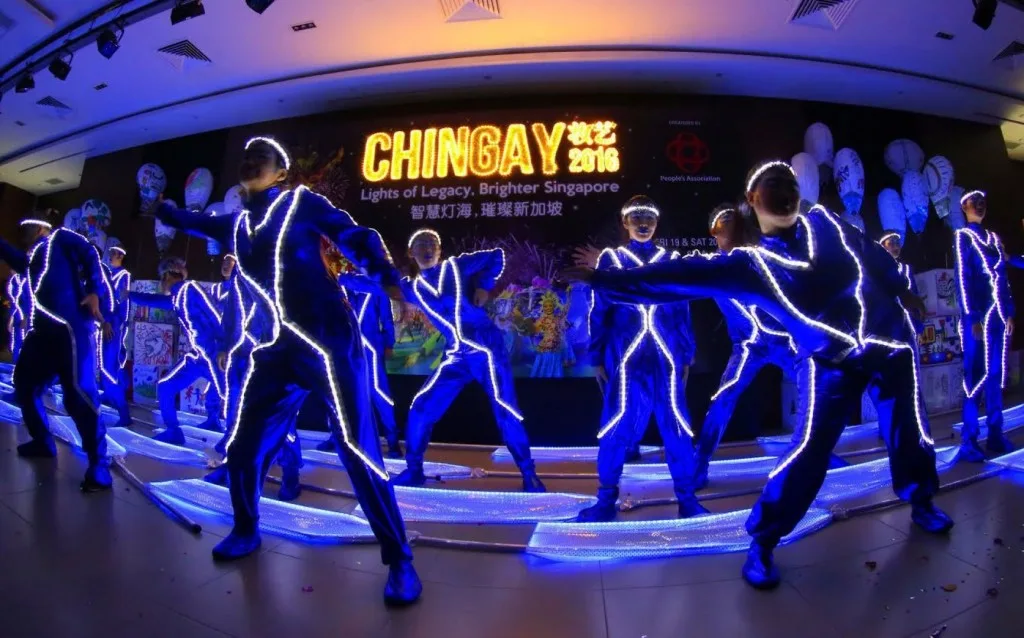 Chingay 2016 vì vậy được khéo léo xây dựng theo chủ đề “Ánh sáng của di sản - Singapore mãi thịnh vượng” nhằm tôn vinh những di sản và sự lãnh đạo sáng suốt của người sáng lập – Cố Thủ tướng Lý Quang Diệu cùng các cộng sự của ông.