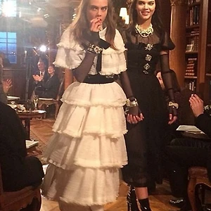 Cara Delevingne và Kendall Jenner tay trong tay tại Metiers d’Arts của Chanel