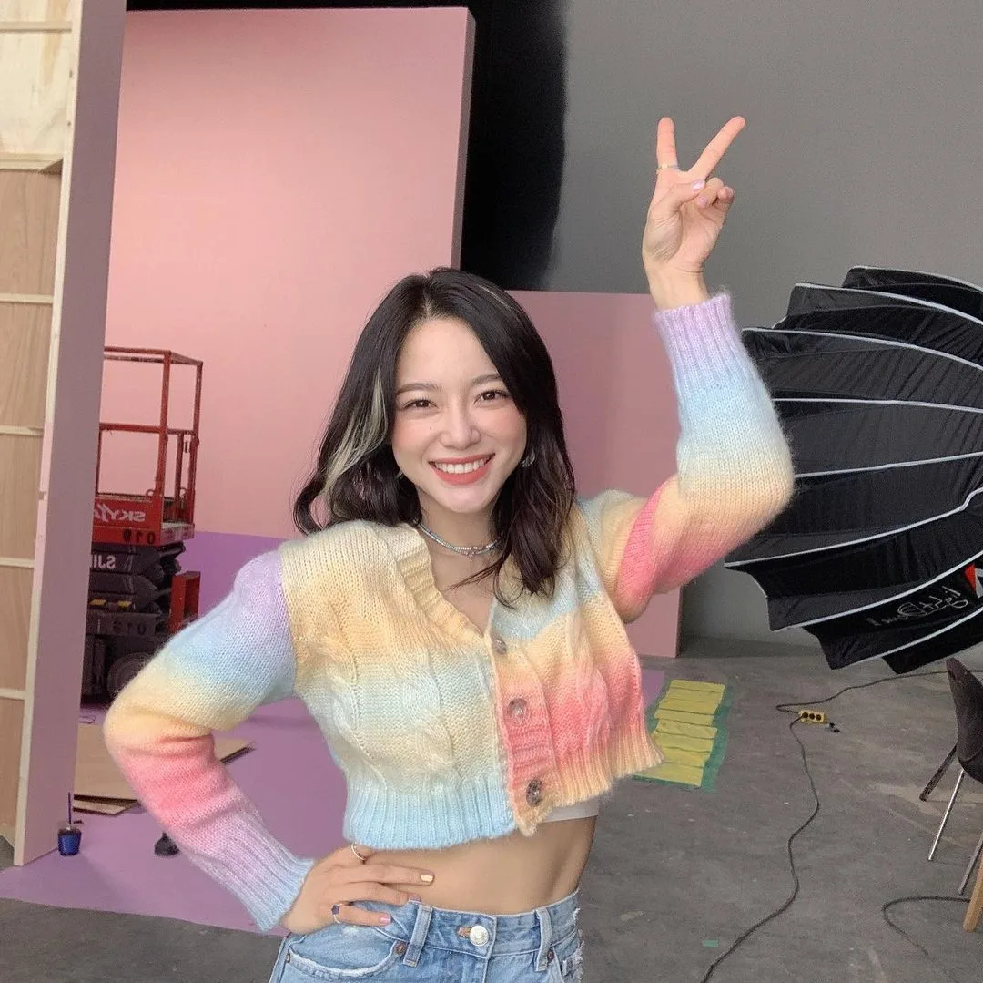 kim se jeong đưa tay chữ v