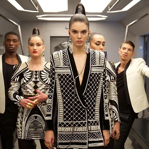 Kendall Jenner khoe khả năng twerk trong video Balmain x H&M