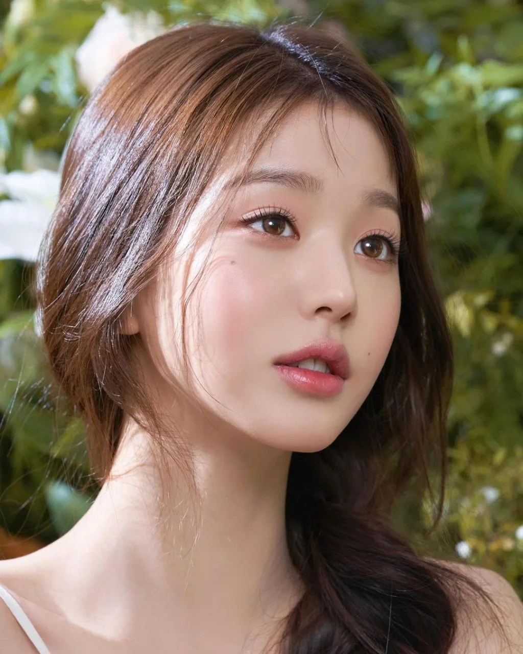 Đường kẻ mắt nâu cho kiểu trang điểm hàng ngày. Đường kẻ mắt nâu cho kiểu trang điểm hàng ngày.