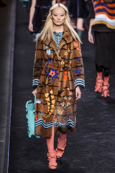 áo khoác lông của fendi