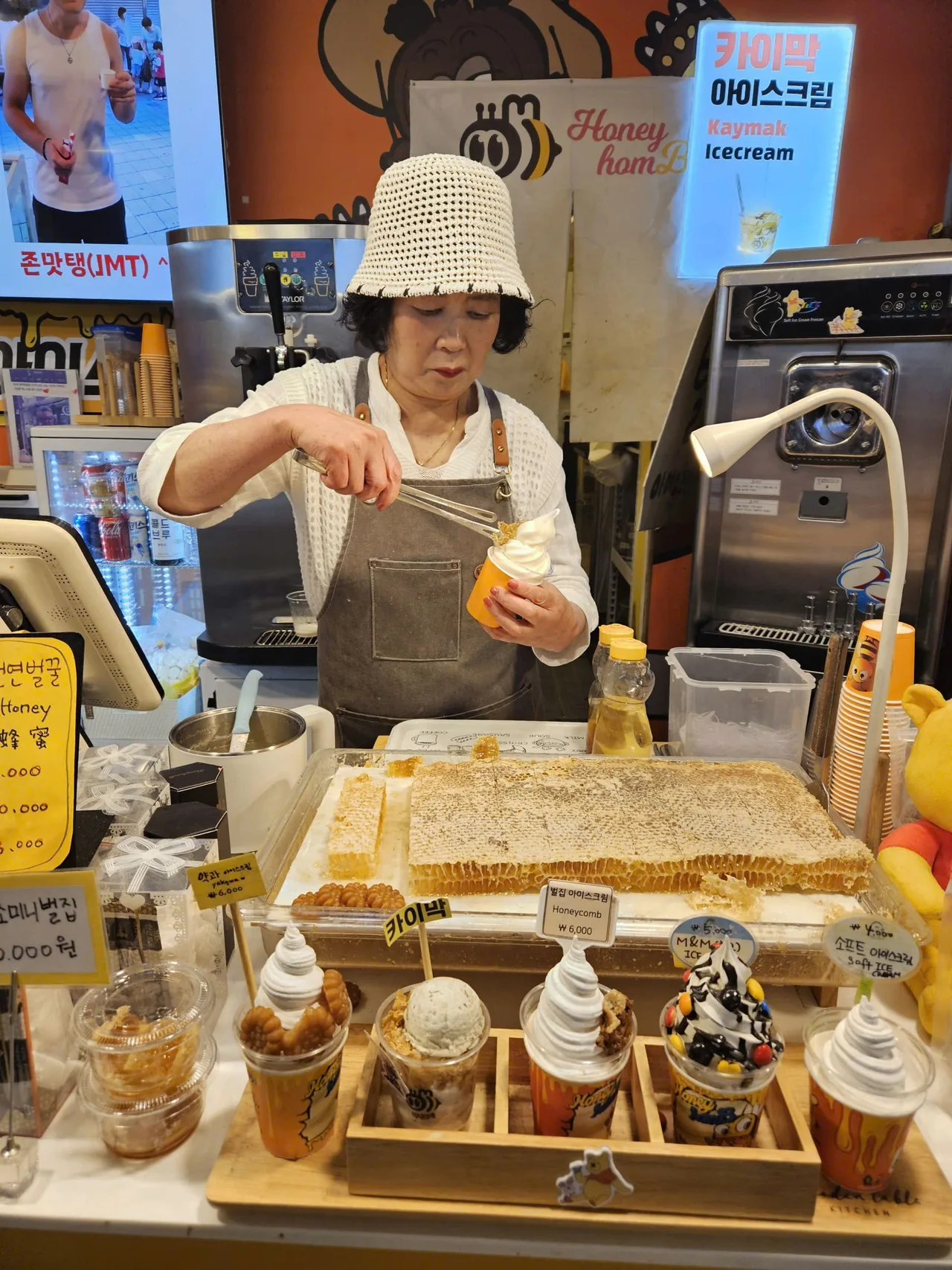 Kem tổ ong thơm ngậy tại chợ đêm Haeunde - Busan.