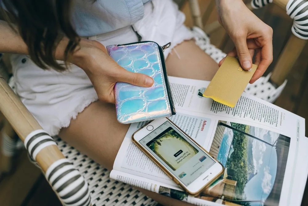 Cô gái rút thẻ ngân hàng từ ví tiền
