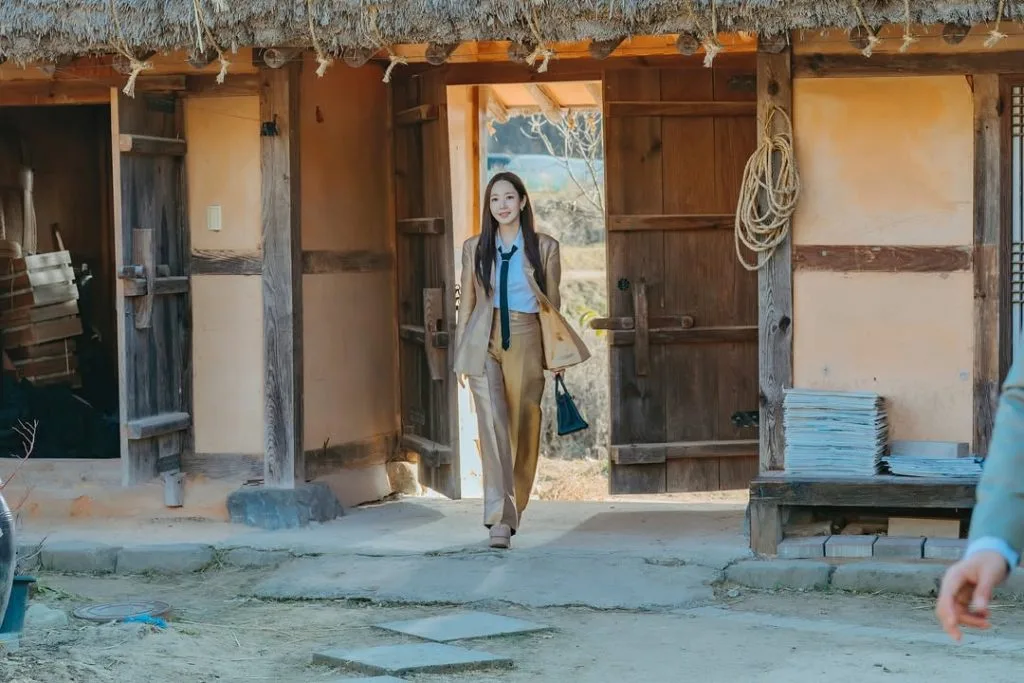 Park Min Young diện trench coat beige trong "Nữ Hoàng Lừa Đảo"