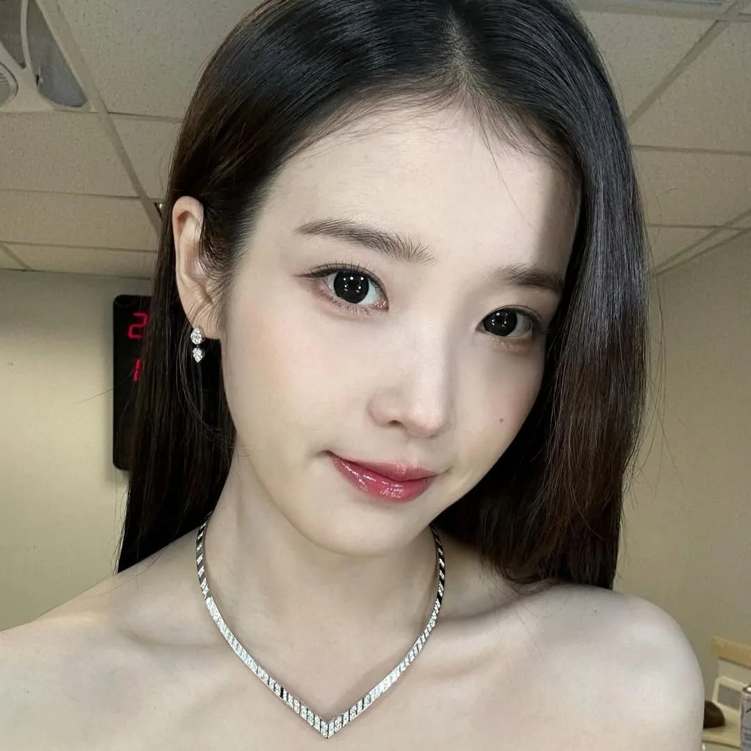 IU trẻ trung tại sự kiện AAA 2025