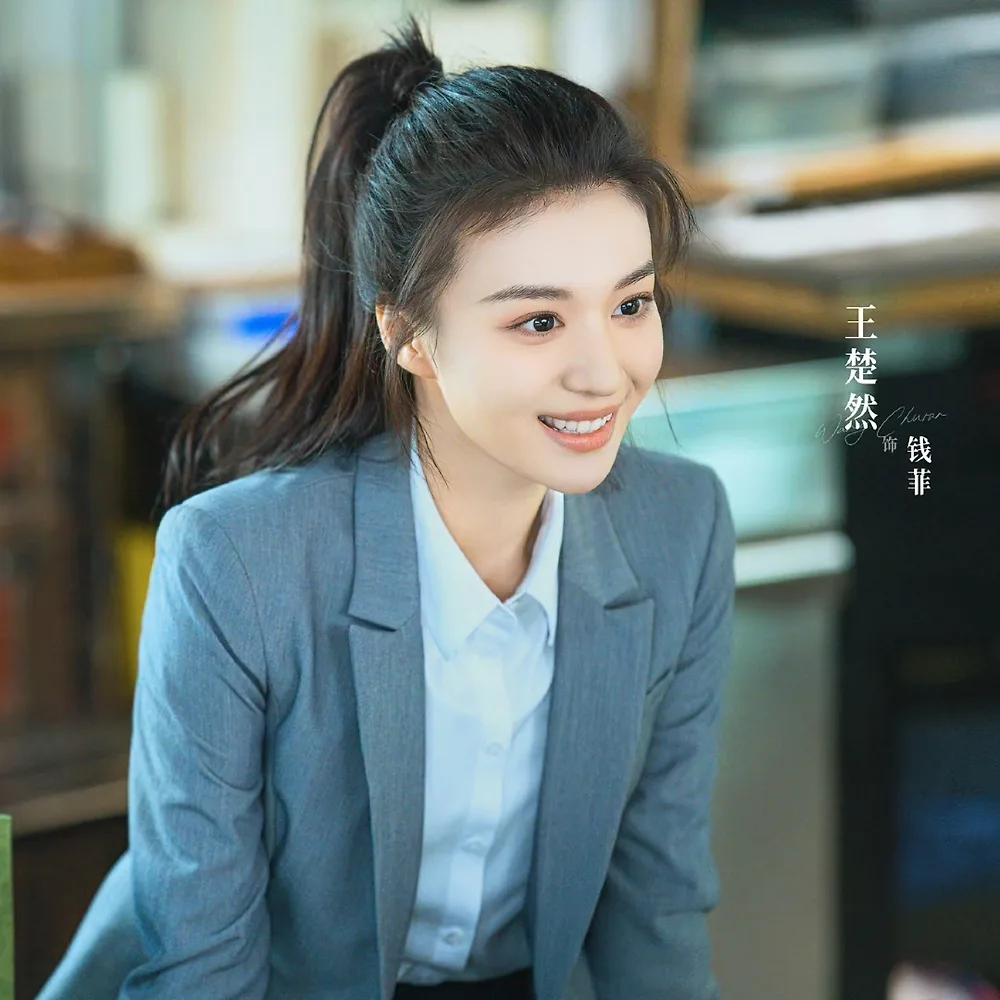 nữ chính phim phim Tinh yêu có pháo hoa buộc tóc đuôi ngựa và mặc blazer xám